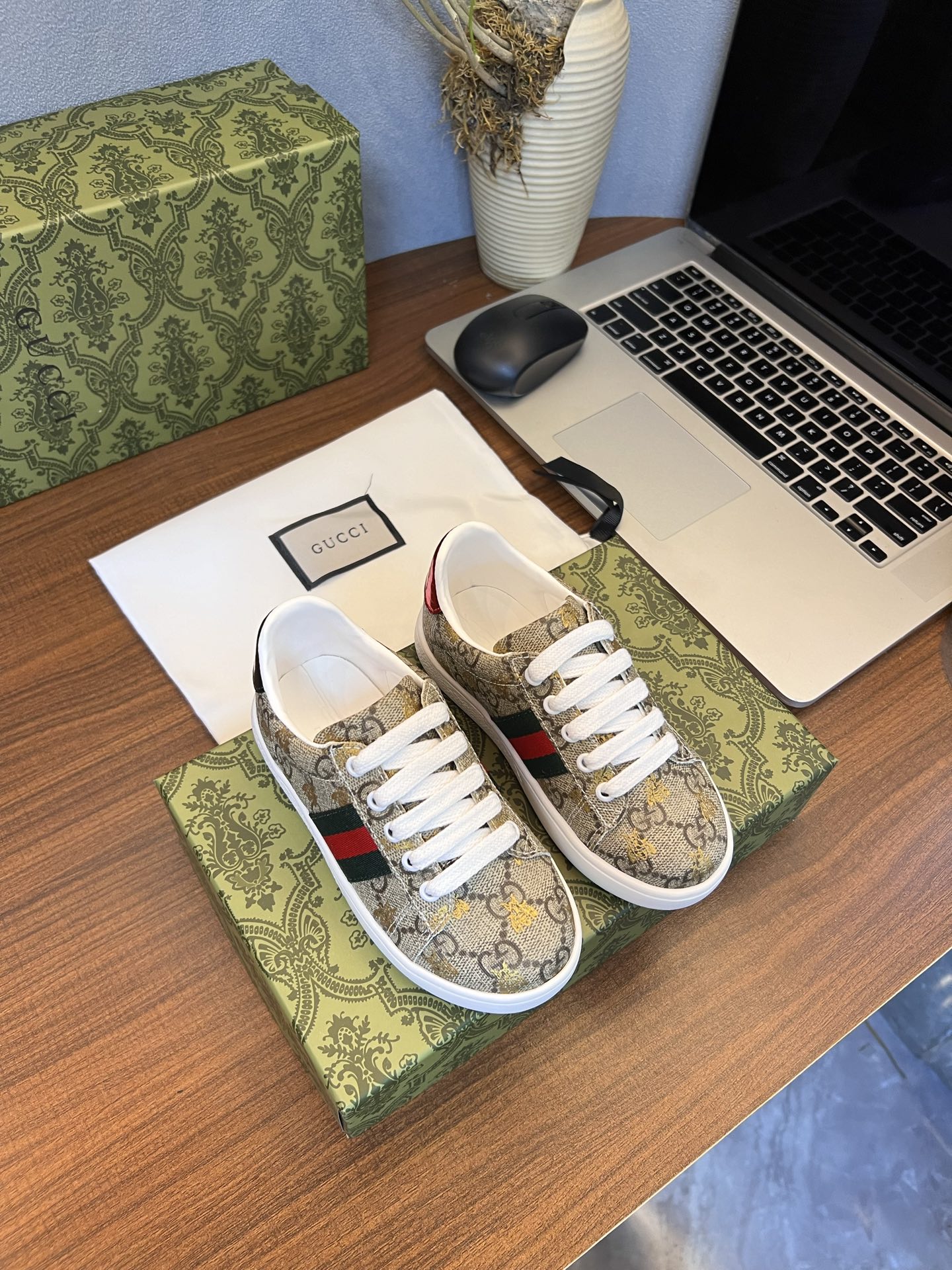 Children's shoes child